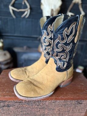 Men's Capitan  Cowboy Boots - Tan Suede with Black Embroidered Shaft